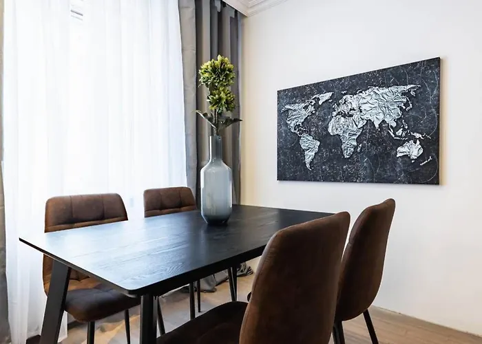Chic One-bedroom With King-size Bed, Nestled In Vienna's Vibrant Heart דירה *