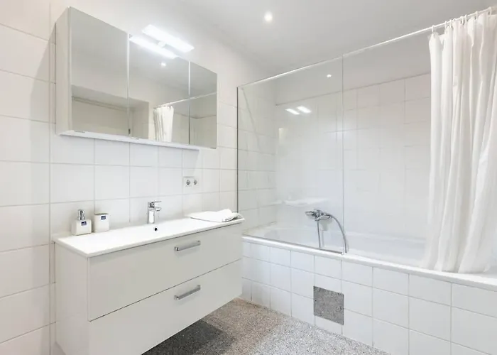 Chic One-bedroom With King-size Bed, Nestled In Vienna's Vibrant Heart * וינה