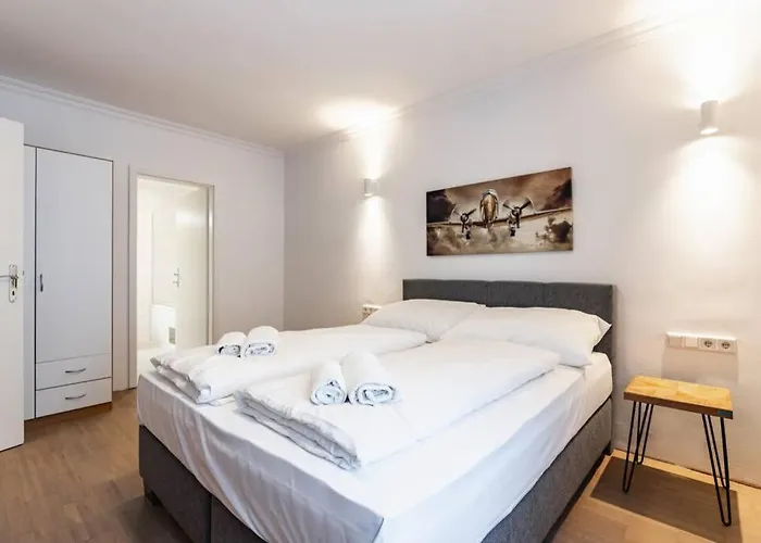 Chic One-bedroom With King-size Bed, Nestled In Vienna's Vibrant Heart דירה
